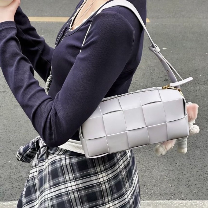 BV 編織枕頭肩背包 薰衣草紫 23*10*10 9新 配件塵袋-1