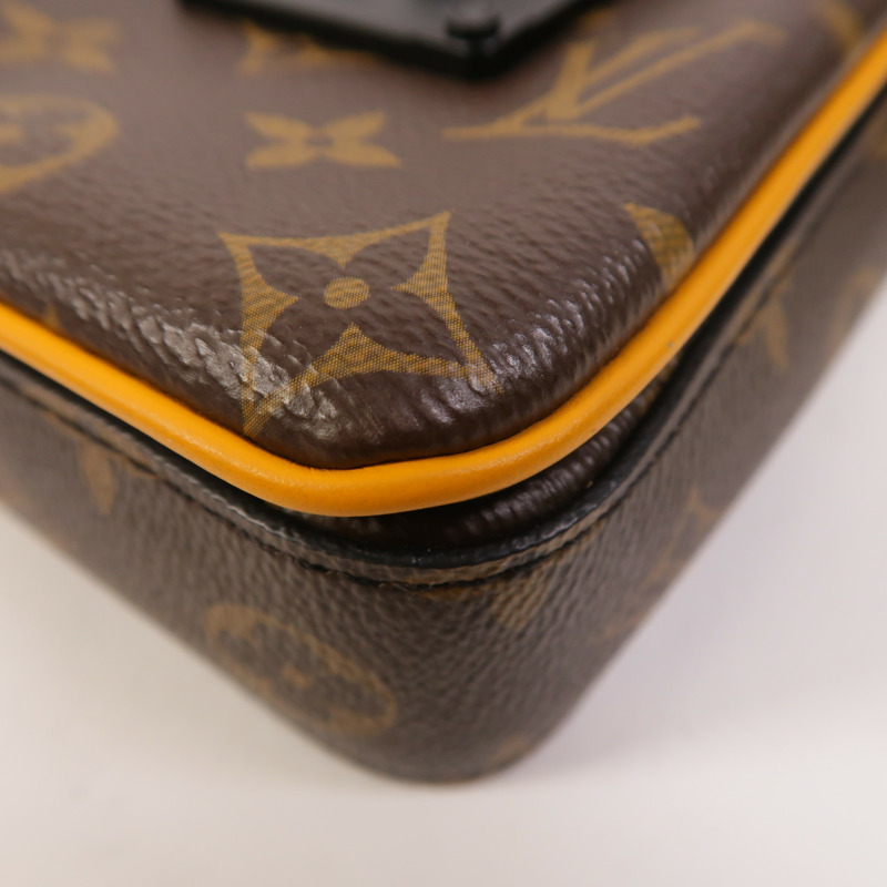 LOUIS VUITTON Monogram S-Lock Vertical Wearable Wallet肩背袋-9