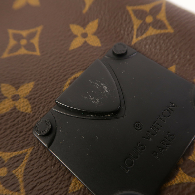 LOUIS VUITTON Monogram S-Lock Vertical Wearable Wallet肩背袋-13