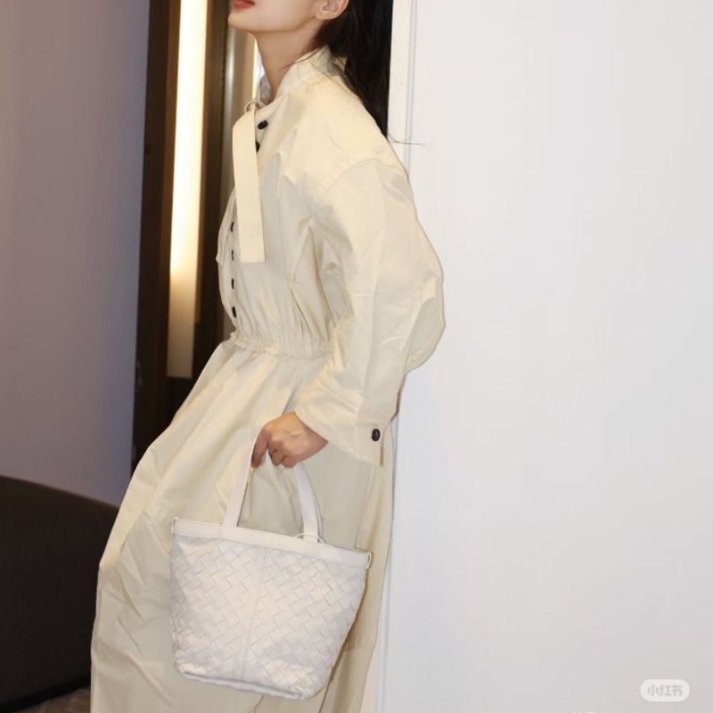 BV 白色金扣經典編織手提包  17*23*13  9新 配件塵袋-0