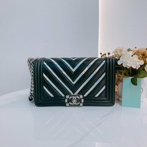 MS0677 Chanel 香奈兒中號翻蓋式鍊帶包包 Boy Medium Chevron Calfksin and PVC Holographic