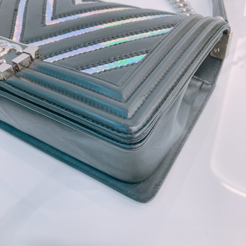 MS0677 Chanel 香奈兒中號翻蓋式鍊帶包包 Boy Medium Chevron Calfksin and PVC Holographic-7