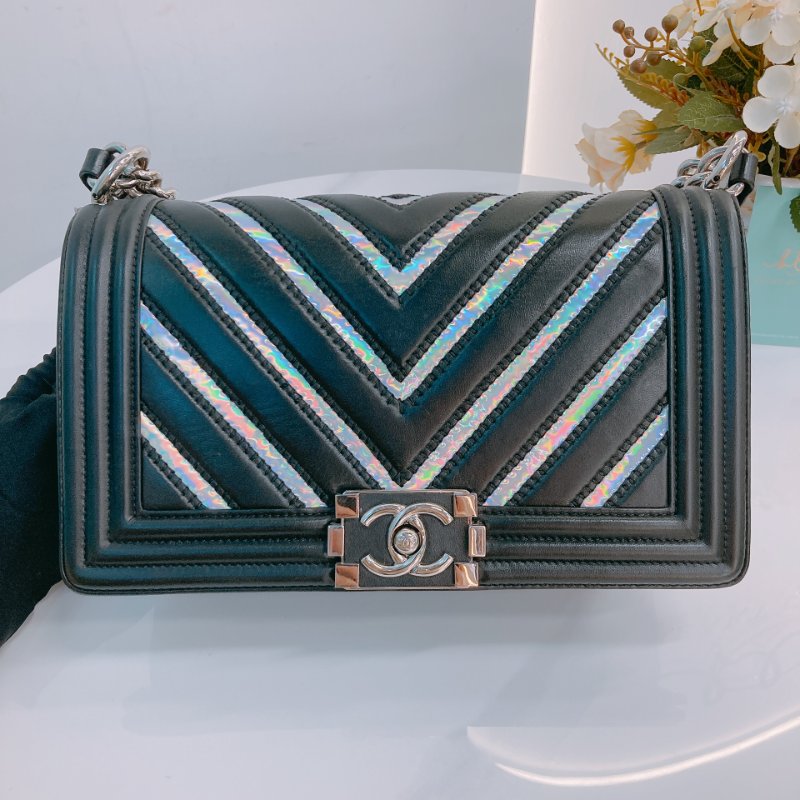 MS0677 Chanel 香奈兒中號翻蓋式鍊帶包包 Boy Medium Chevron Calfksin and PVC Holographic-13