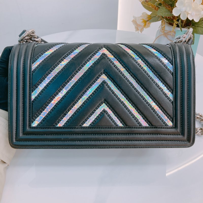 MS0677 Chanel 香奈兒中號翻蓋式鍊帶包包 Boy Medium Chevron Calfksin and PVC Holographic-14