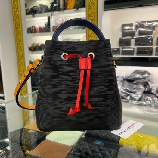 東區正精品㊣LV M52853 NEONOE BB EPI黑黃紅全皮水波紋束口水桶包肩背包斜背包兩用包 RZ6386-0