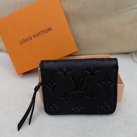 💖全新💖Louis Vuitton Lisa (M60574)拉鍊零錢包  馬年補財運 想要馬上有錢一定要一個美麗精緻的錢包 送給媽咪的超質感禮物 母親節大優惠🉐TWD22,000