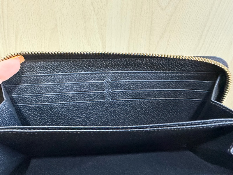 LV 黑色壓紋拉鍊長夾 M61864-8