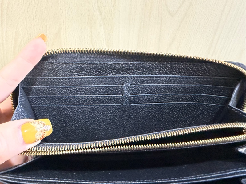 LV 黑色壓紋拉鍊長夾 M61864-9