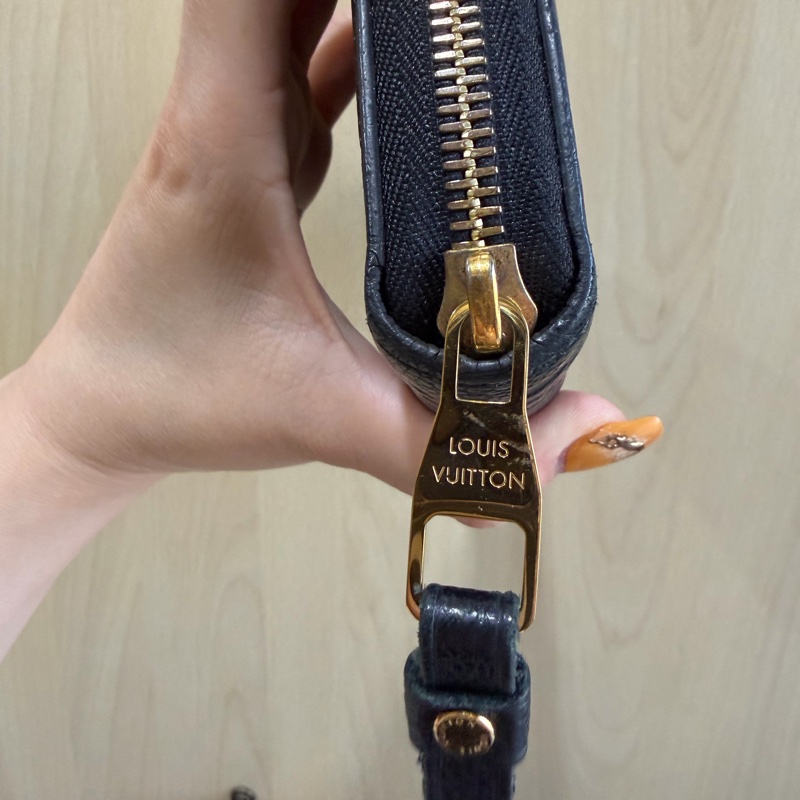 LV 黑色壓紋拉鍊長夾 M61864-10