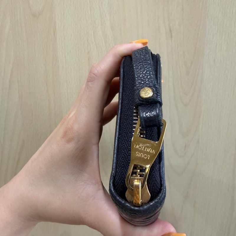 LV 黑色壓紋拉鍊長夾 M61864-11