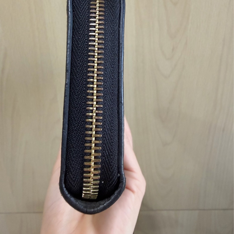 LV 黑色壓紋拉鍊長夾 M61864-12