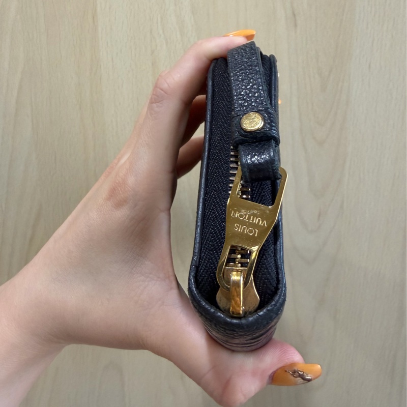 LV 黑色壓紋拉鍊長夾 M61864-13