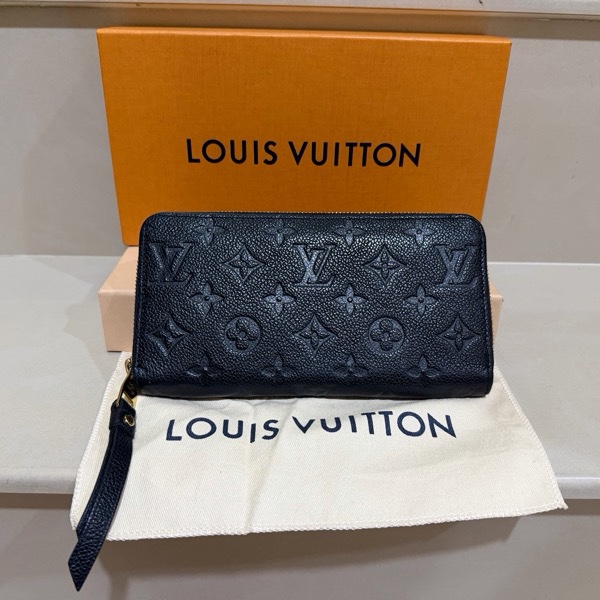 LV 黑色壓紋拉鍊長夾 M61864-0