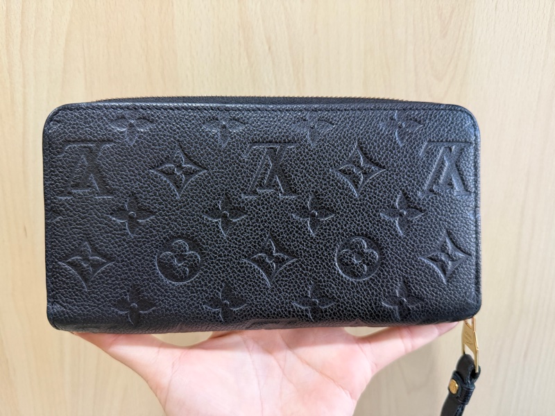 LV 黑色壓紋拉鍊長夾 M61864-1