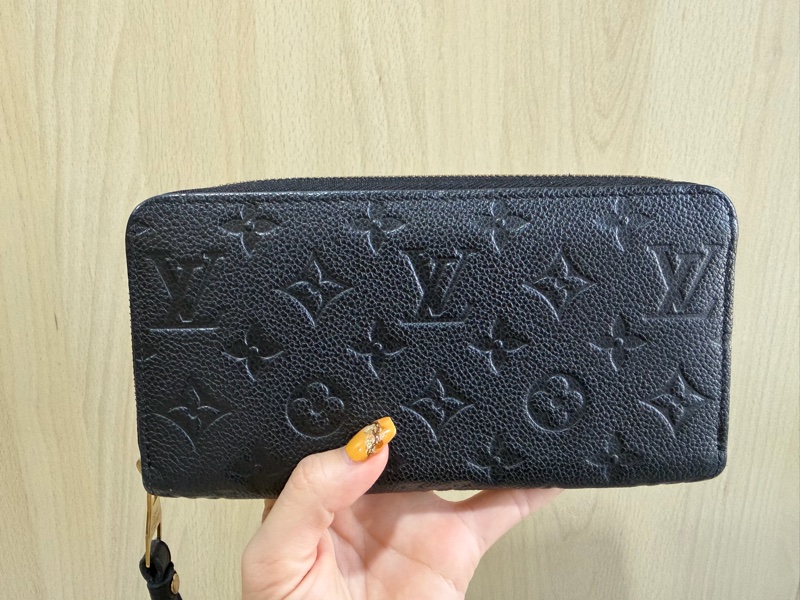 LV 黑色壓紋拉鍊長夾 M61864-2