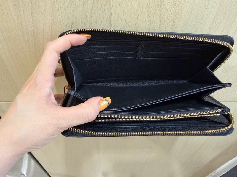 LV 黑色壓紋拉鍊長夾 M61864-3