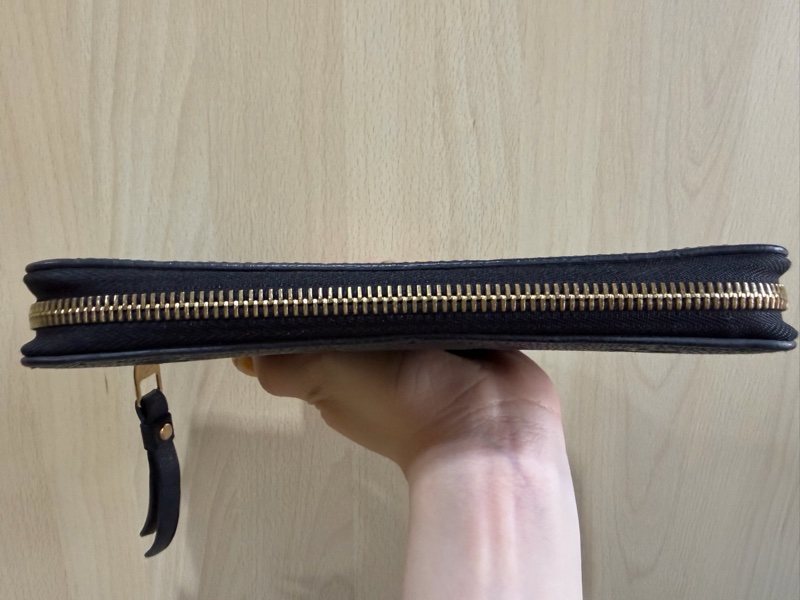 LV 黑色壓紋拉鍊長夾 M61864-7