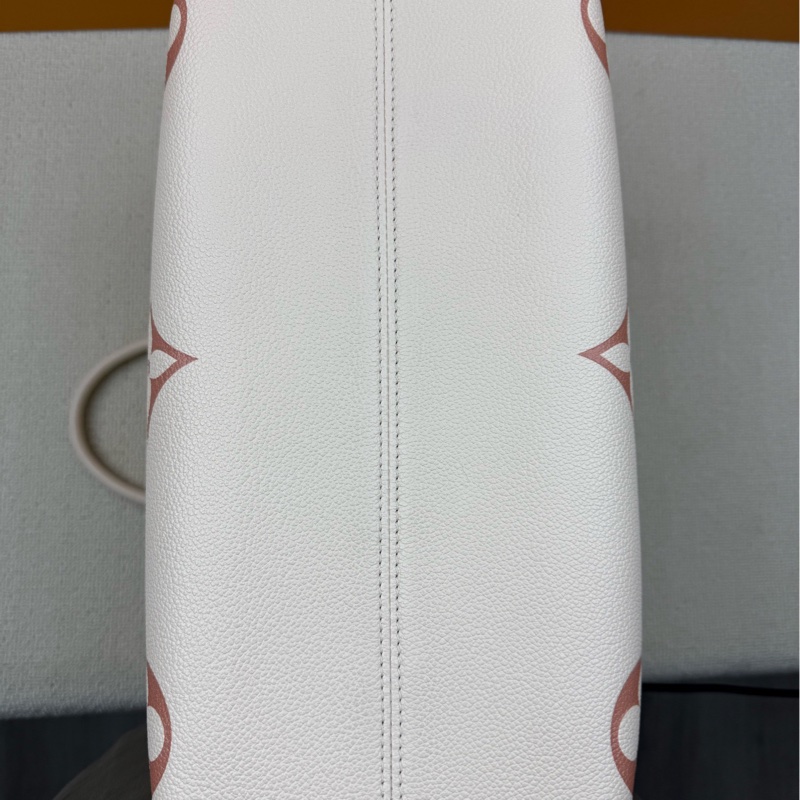 LV 全新現貨帶票，onthego中號草莓牛奶，可以過檢成色很新-3