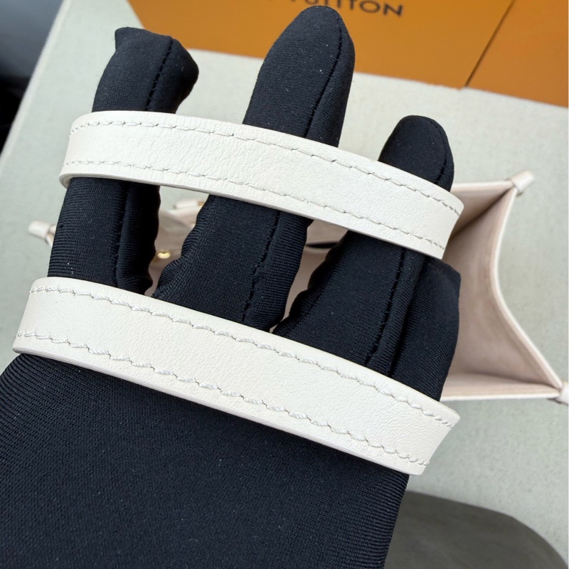 LV 全新現貨帶票，onthego中號草莓牛奶，可以過檢成色很新-7