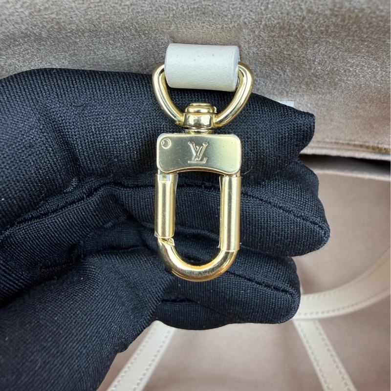 LV 全新現貨帶票，onthego中號草莓牛奶，可以過檢成色很新-8