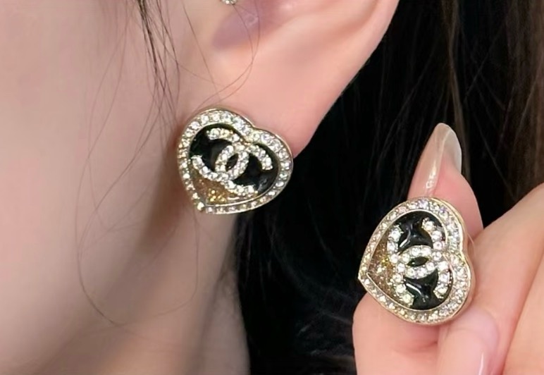 莉亞精品♡ Chanel愛心滿鑽金箔耳針 近新美品-1