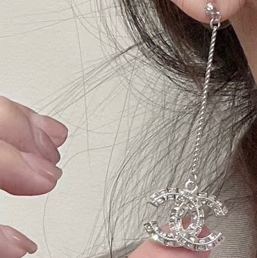 莉亞精品♡ Chanel雙C吊墜耳針 近新美品-1