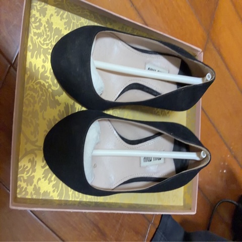 Miu Miu 女士黑色低跟鞋 36碼