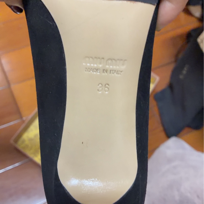 Miu Miu 女士黑色低跟鞋 36碼-2