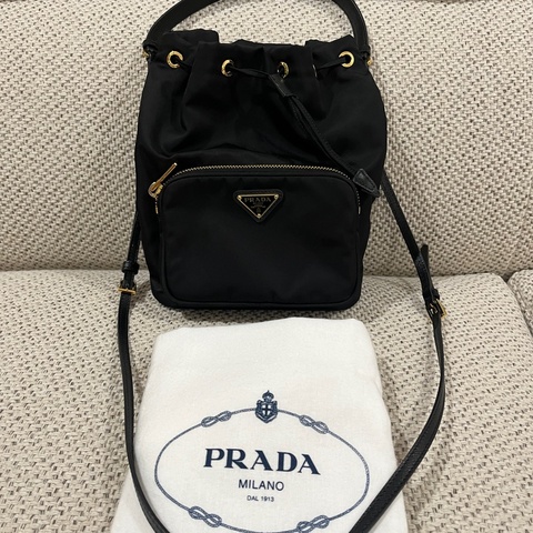 Prada 尼龍 水桶包 附揹帶 女神款 林允兒