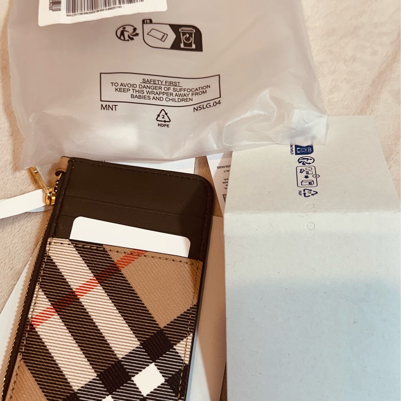 Burberry米色經典格紋撞色卡片零錢夾-13
