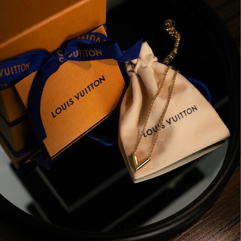 Lv 經典v字項鏈-0