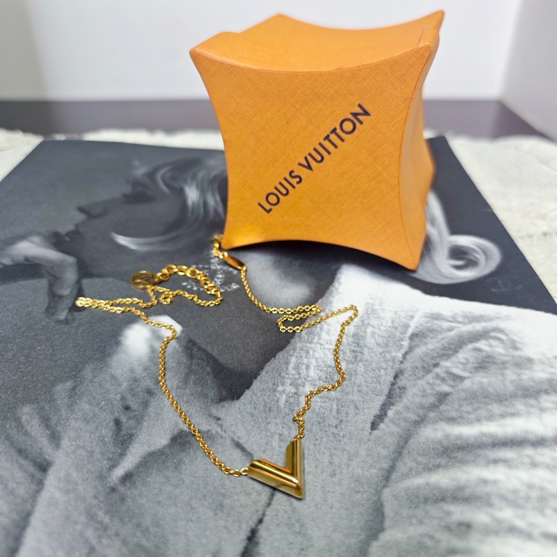 Lv 經典v字項鏈-3