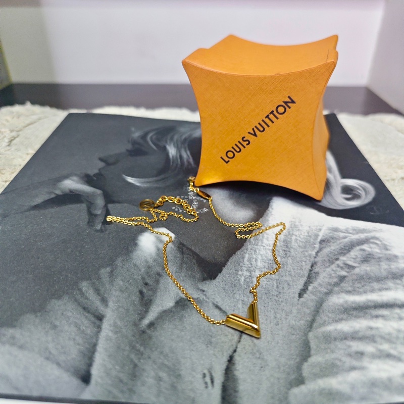 Lv 經典v字項鏈-4