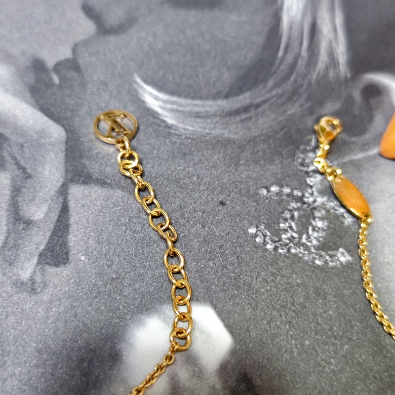 Lv 經典v字項鏈-6