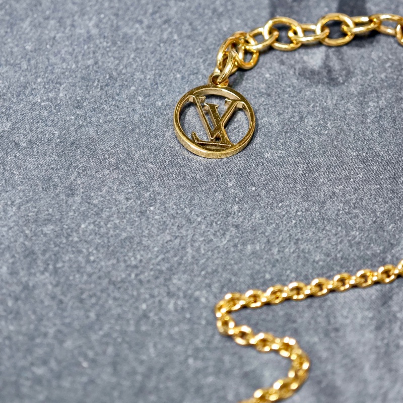 Lv 經典v字項鏈-7