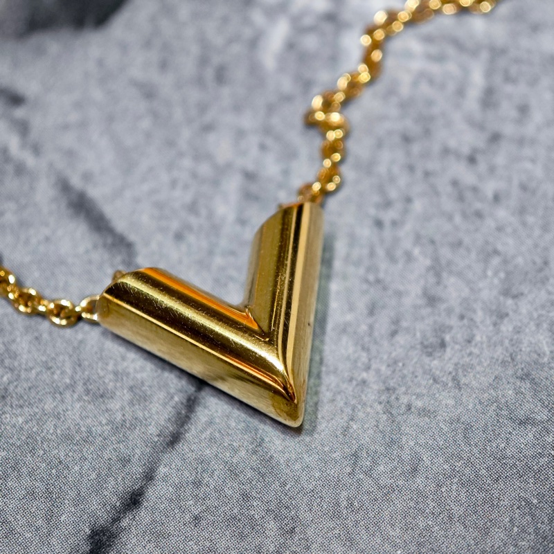 Lv 經典v字項鏈-8