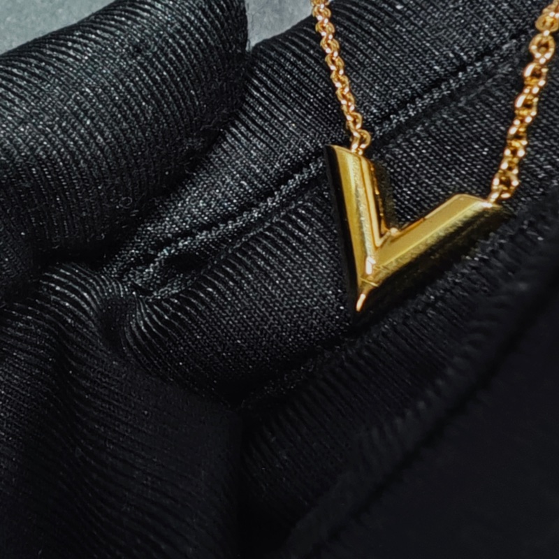 Lv 經典v字項鏈-10