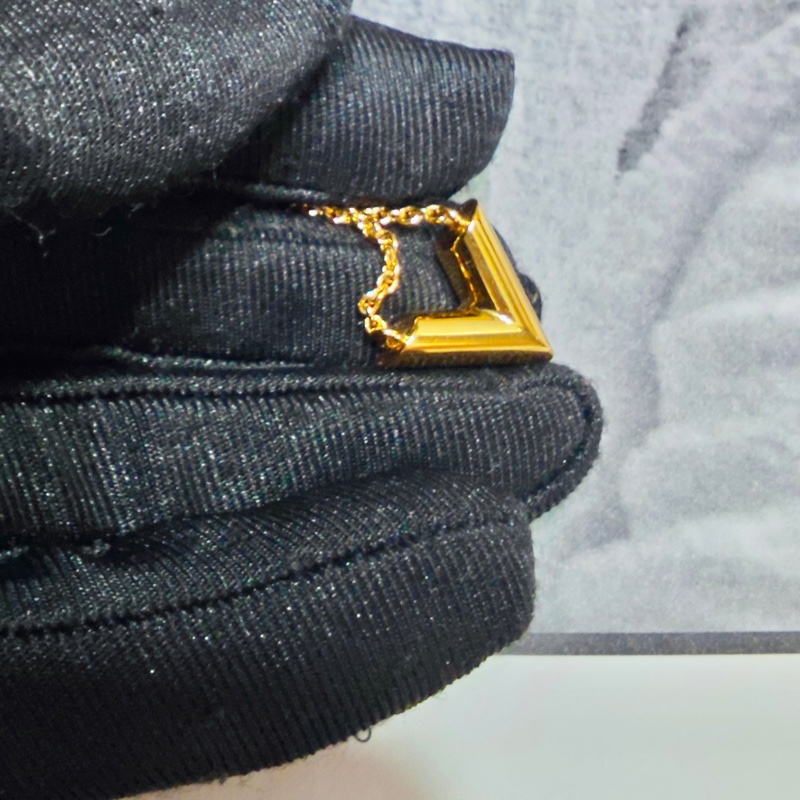 Lv 經典v字項鏈-11