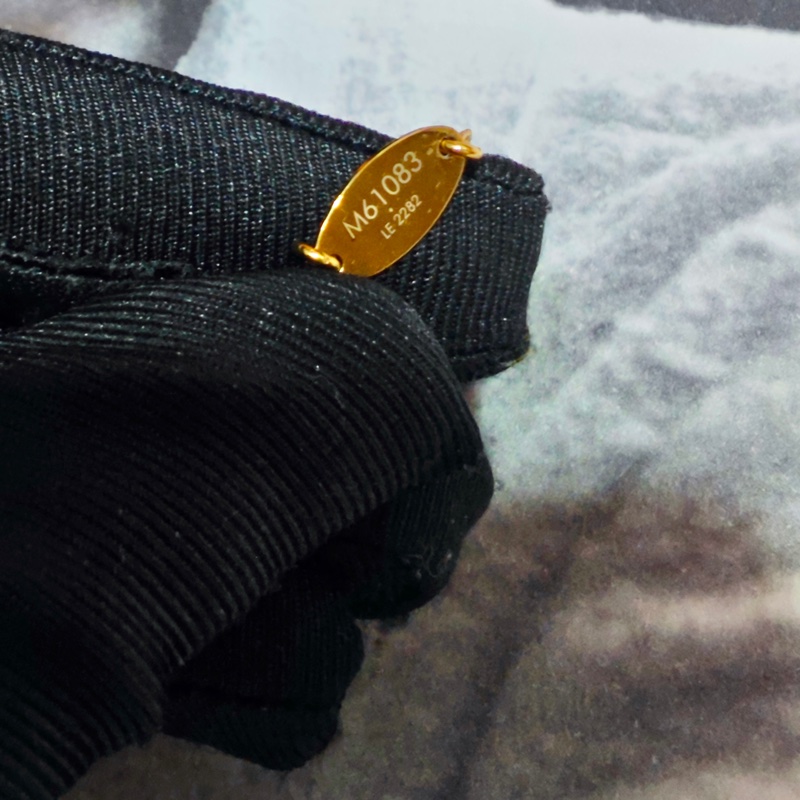 Lv 經典v字項鏈-12