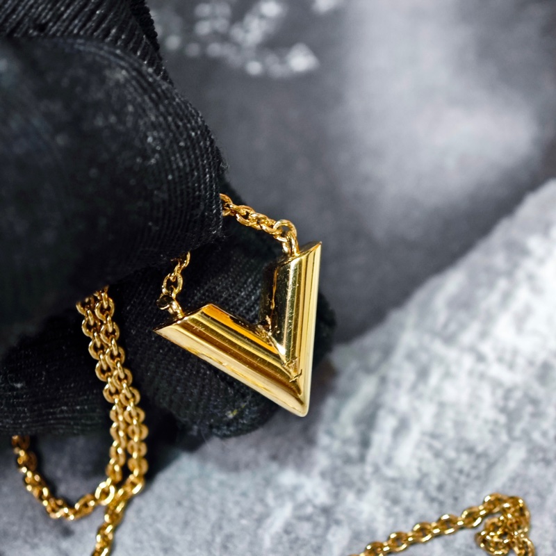 Lv 經典v字項鏈-15