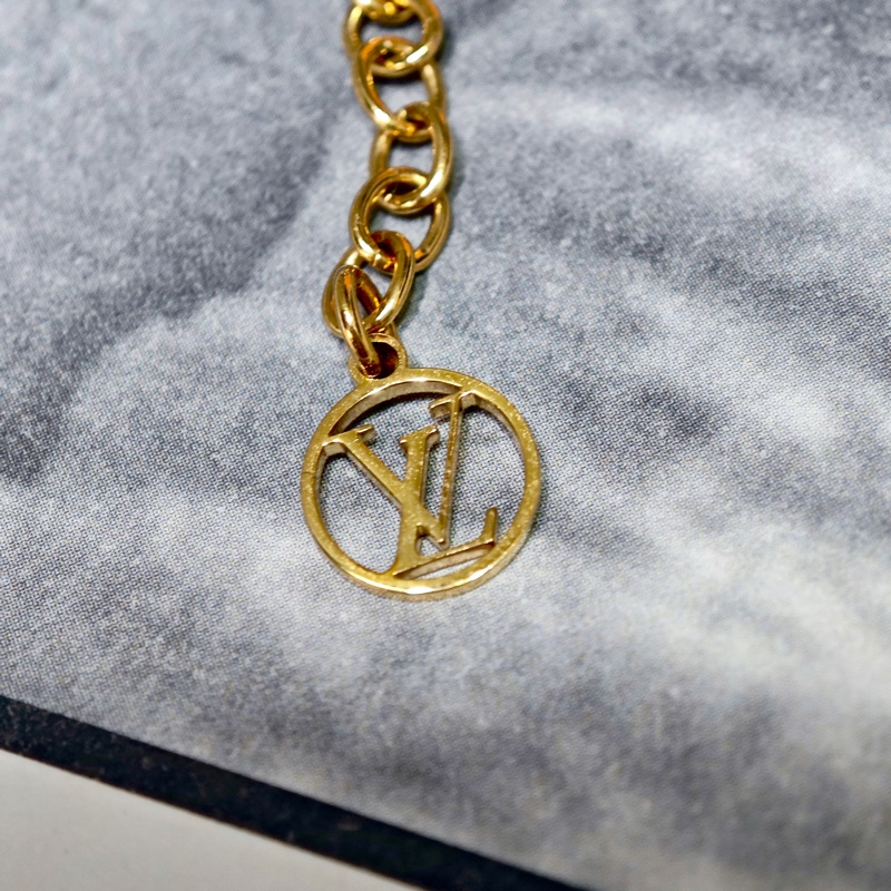 Lv 經典v字項鏈-17
