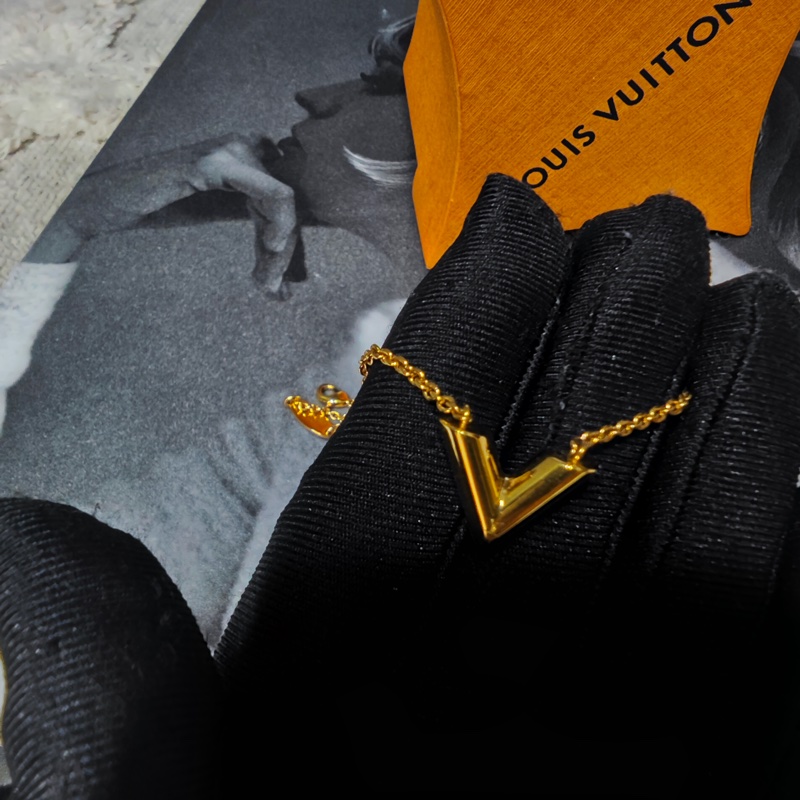 Lv 經典v字項鏈-18