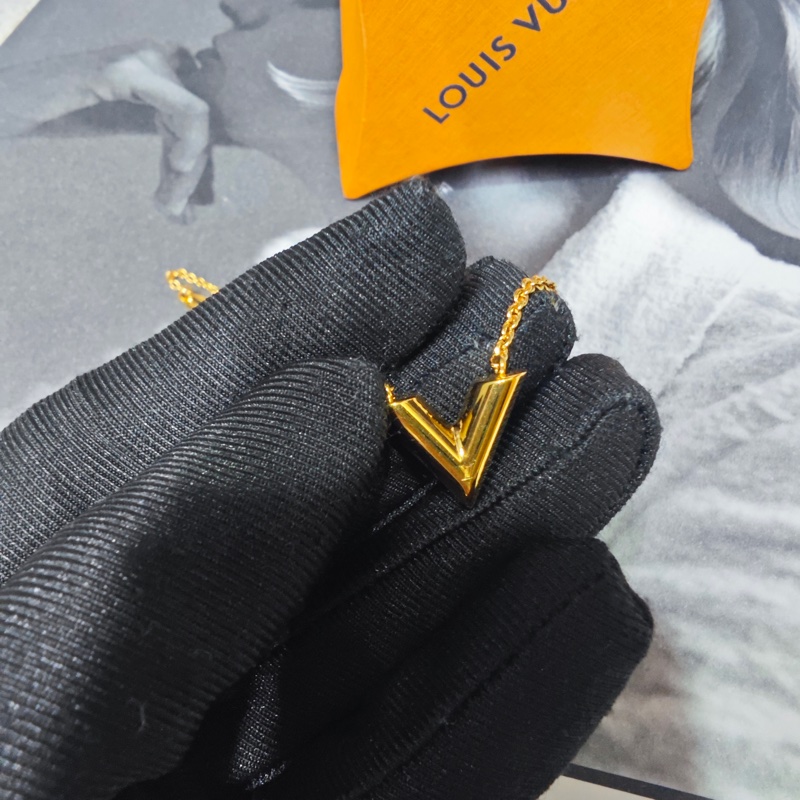 Lv 經典v字項鏈-19