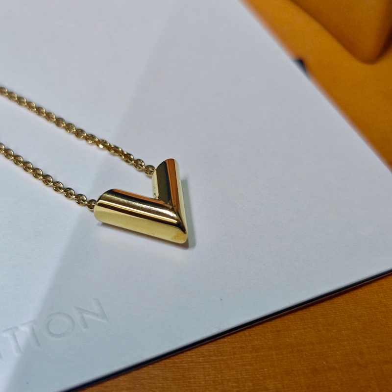 Lv 經典v字項鏈-21
