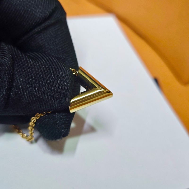 Lv 經典v字項鏈-22