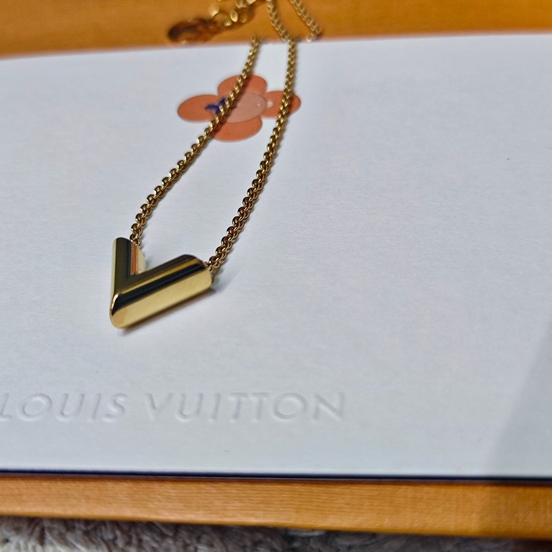 Lv 經典v字項鏈-24