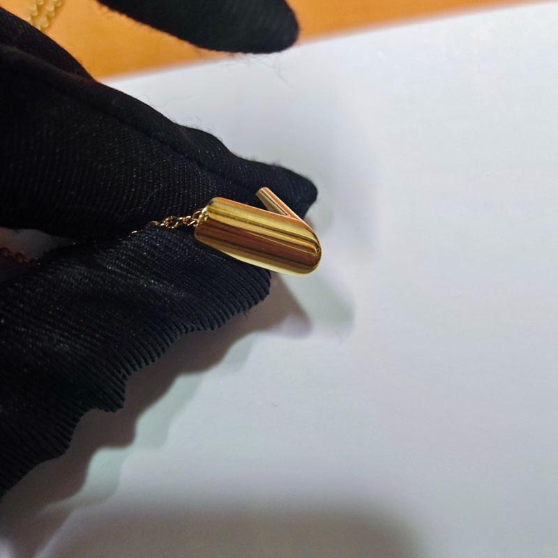 Lv 經典v字項鏈-26