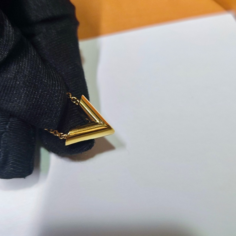 Lv 經典v字項鏈-28
