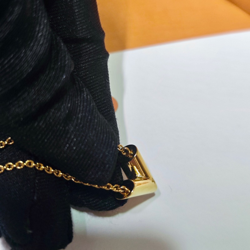 Lv 經典v字項鏈-29