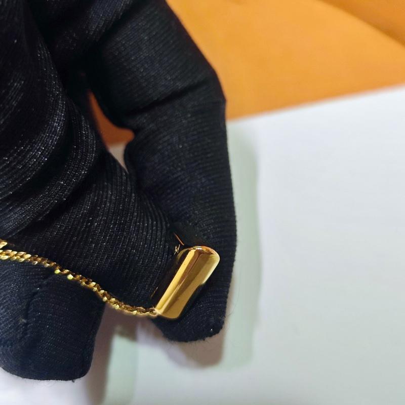 Lv 經典v字項鏈-30